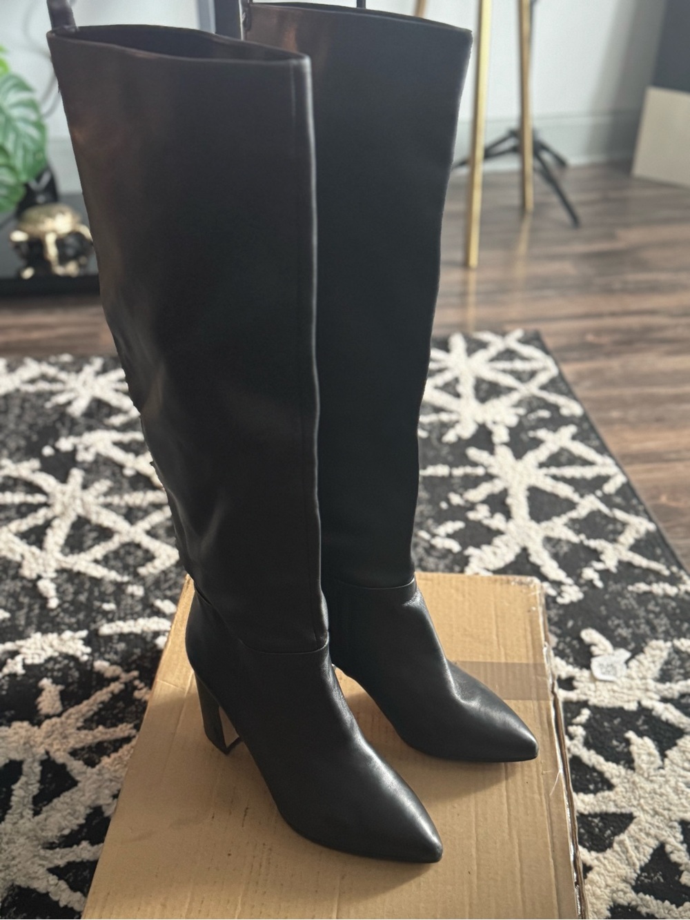 Sam Edelman Classic Black Knee-High Pointed Toe Boots - Women's Fashion size 9
